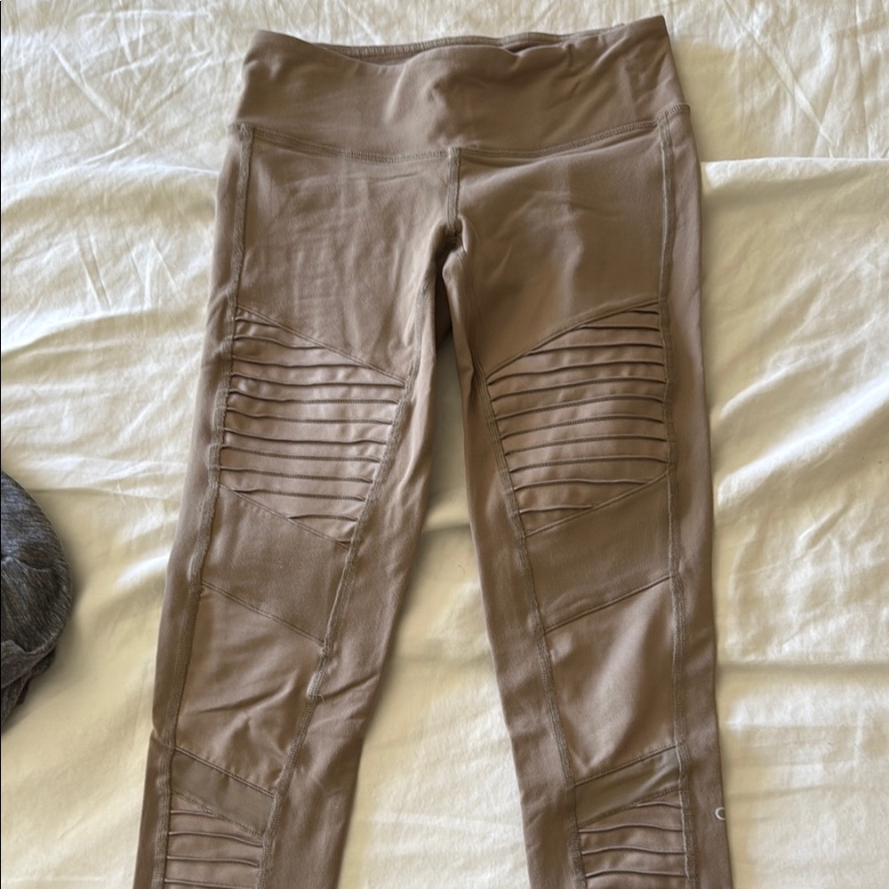 Alo yoga tan motto leggings